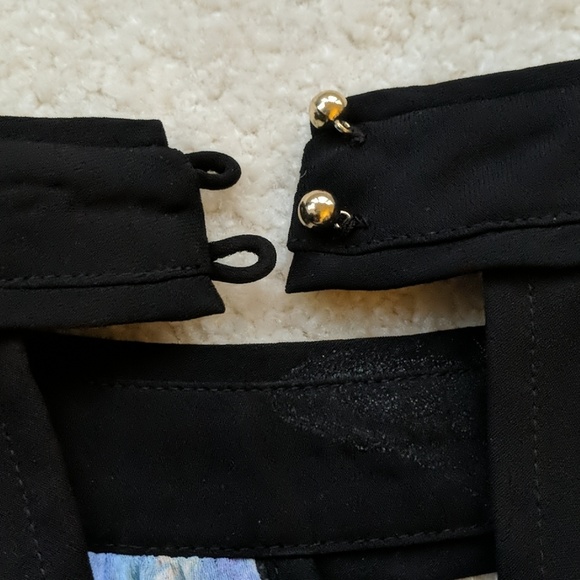 Floral Sleeveless Blouse - Picture 3 of 3